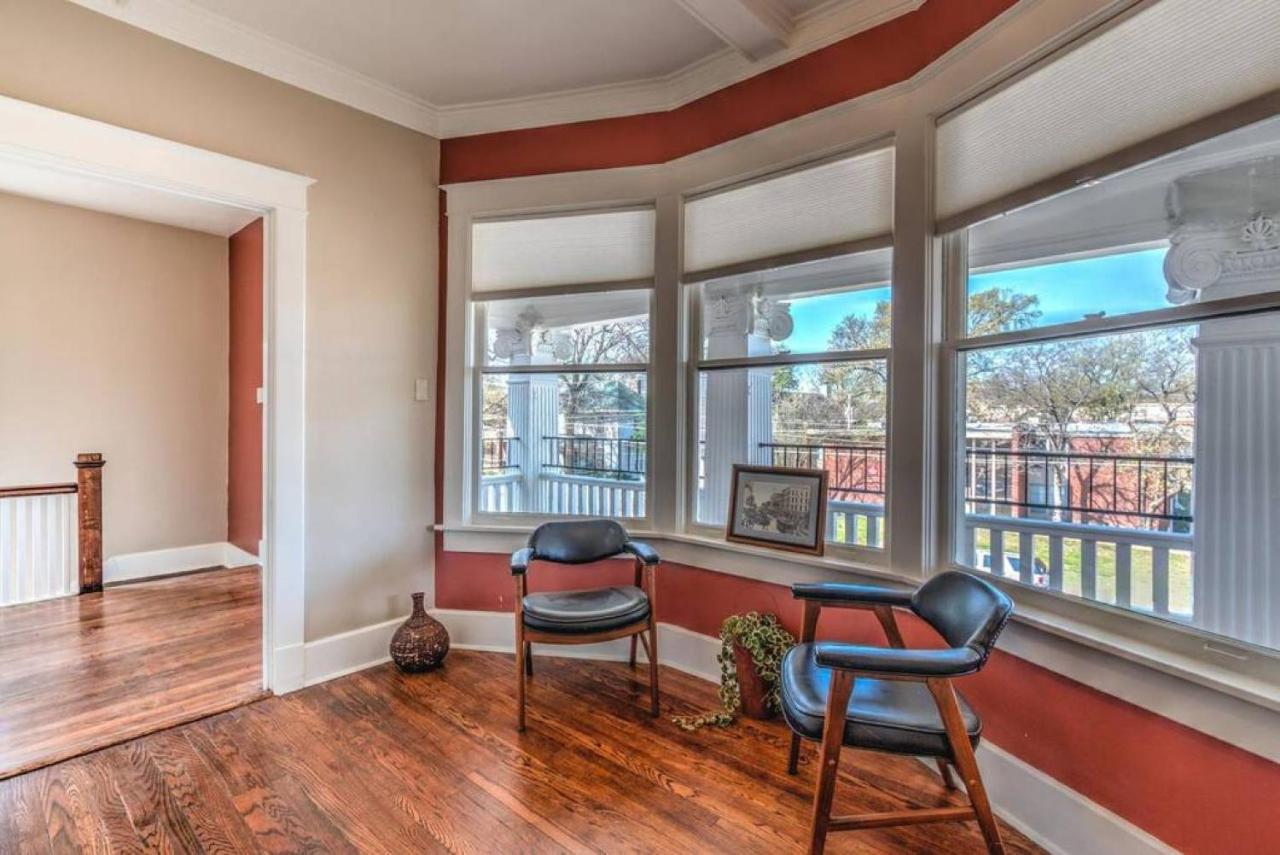 Classic Woodwork And Details In 1912 Colonial Memphis Eksteriør bilde