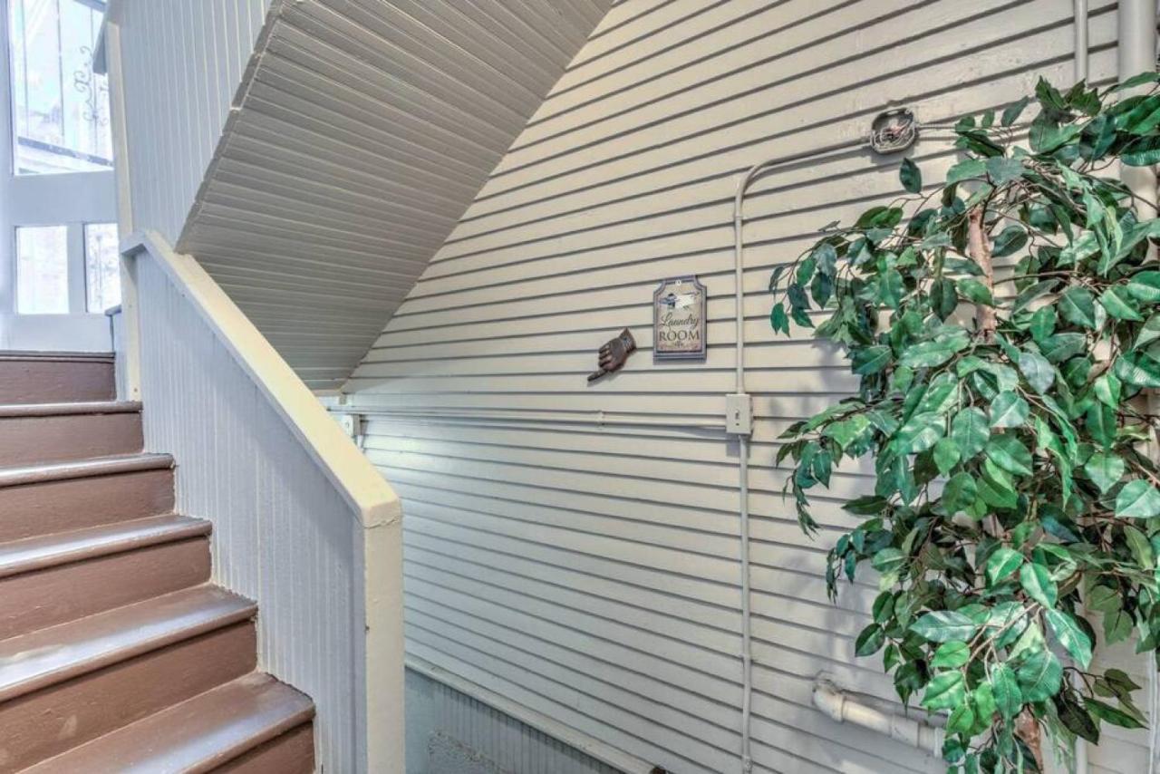 Classic Woodwork And Details In 1912 Colonial Memphis Eksteriør bilde